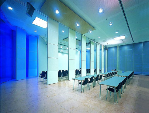 In Konferenzräumen trennen Schiebetüren häufig einzelne...