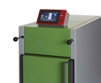 Der LUUMA-SH-Scheitholzkessel wurde konsequent weiterentwickelt und mit einem neuen Regler mit Touch-Display ausgestattet. Bild: LUUMA