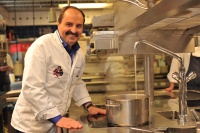 Auch in der Großküche seines Gourmet-Restaurants Stromburg setzt Johann Lafer auf Armaturen von KWC. Bild: KWC 