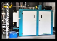 Das BHKW-Modul „PowerCube“ mit 50/100 kW elektrisch/thermisch überzeugte den Contractor wegen seiner nachweislichen Zuverlässigkeit. Die Leistung von total 200 kW thermisch der beiden eingebauten Einheiten entspricht 20 % des Spitzenbedarfs „Dr.-Lahmann-Park“ von 1.000 kW. Die KWK wird damit etwa 70 bis 80 % der Jahresheizarbeit übernehmen. Bilder: MWB-Power GmbH <br /><br />