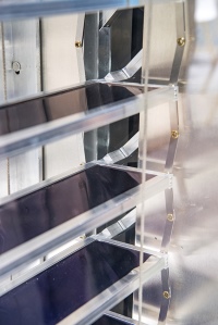 Die Lamellen der solarthermischen Jalousie dienen als Absorber. Die Wärme wird über Heat-Pipes und einen Aluminiumadapter an den Sammelkanal abgeführt.<br />Bild:  ©Fraunhofer ISE
