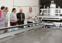 Die Solvis-Geschäftsführer Klaus-Henning Terschüren (v. r.) und Helmut Jäger besprechen den korrekten Anschluss der zweiten Laserschweißanlage mit Mitarbeitern aus der Absorber-Fertigung.