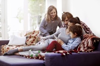 Wohlige Wärme für die ganze Familie: In der kalten Jahreszeit sollen daheim angenehme Temperaturen herrschen, die Heizkosten aber nicht explodieren. Wer ein modernes Heizsystem nutzt, kann seine Ausgaben reduzieren ohne dabei auf Komfort verzichten zu müssen.