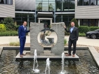 Links im Bild: Alexander Gelsdorf, GC-Marketingleiter,.......