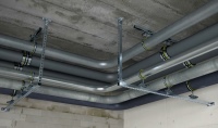 Rohrleitungsbefestigung mit MÜPRO Systemschienen, Rohrschellen<br />und den Schiebeschlitten im Kreuzverbund.<br />Bilder: MÜPRO