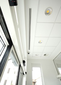 Ein Kanaleinbaugerät mit Ein- und Auslassschlitzen über dem Türbereich verhindert das Eindringen zu warmer, zu kalter und unsauberer Luft von draußen. 