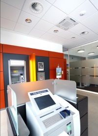 Der Vorraum der Bankfiliale kann außerhalb der Öffnungszeiten vom Hauptbereich abgetrennt werden. 