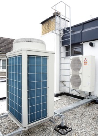 Ein City Multi- (vorne) und ein Mr. Slim-Außengerät versorgen die sanierte und erweiterte Filiale und werden mit regenerativ erzeugtem Strom gespeist. 
