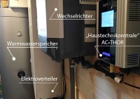 Auf kleinem Raum steuert der AC•THOR die intelligente Nutzung des eigenen PV-Stroms. <br />Bild: my-PV