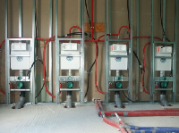 Installationsarbeiten zur Modernisierung der Sanitäranlagen an der Tankstelle Nürnberg-Feucht Ost (A 9). Bei der Umsetzung des „Sanifair“-Konzeptes wurde das Installationssystem „VariVIT“ von MEPA eingesetzt.