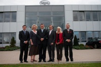 Freuen sich über den ersten Spatenstich (v. li.): Juan-Carlos Gil-Söffker (MHG), Notarin Bettina Koch-Fahs, Markus Niedermayer (MHG),<br />Bürgermeister Wilfried Geiger, Antje Bauersfeld (Stadt Buchholz) und Günter Schäfer. Foto: MHG