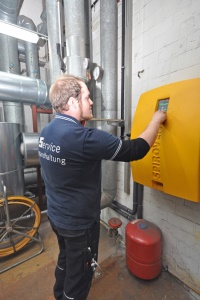 Nicholas Johnson, Projektleiter bei MTU, ruft am Display des Vakuumentgasers SpiroVent Superior S6 ganz einfach Informationen ab. 