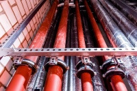 Befestigungslösung im Schacht: Lospunktkonstruktion, <br />bestehend aus Schiebeschlitten 1,75 kN und ISO-Schellen RG 250.