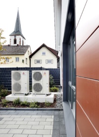 Ein PUMY-Außengerät und eine Ecodan Luft/Wasser-Wärmepumpe versorgen den Neubau mit Wärme oder Kälte.  