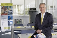 Schulungsleiter Marc Behrens im Schulungsraum am Standort.......