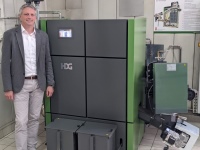 HDG Geschäftsführer Martin Ecker vor der neuen HDG Compact Anlage.<br />Bilder: HDG Bavaria