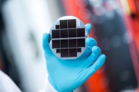 Mehrfachsolarzelle aus III-V-Halbleitern und Silicium, die 33,3 Prozent des Sonnenlichts in Strom wandelt.<br />Bild:  Fraunhofer ISE