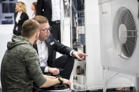 Wie alle Messen bietet auch die GET Nord in Hamburg eine Gelegenheit, sich über neue Produkte und Lösungen nicht nur zu informieren, sondern die Geräte auch „live“ zu begutachten.  <br />Bild: Stiebel Eltron