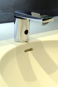 Hygienisches Händewaschen: Die<br />infrarotgesteuerten Geberit Waschtischarmaturen Typ 186 funktionieren mit zuverlässiger<br />Zweistrahltechnik.