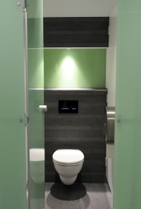 Smarte WC-Spülung: Die insgesamt 24 berührungslosen WC-Betätigungen Geberit Sigma80 passen perfekt ins moderne Ambiente der Sanitärräume am Servicepunkt 1.