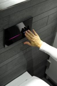 Ein Wink genügt: Nähert sich der Nutzer dem WC, leuchten anstelle der üblichen Spülauslösung zwei<br />Lichtstreifen auf und signalisieren die Spülmenge.