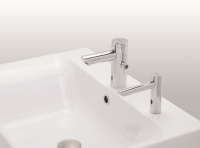 Das identische Design der Waschtisch-Armatur Metrix und des Seifenspenders wertet öffentliche Sanitärräume auf.<br />Bild: Benkiser Armaturenwerk GmbH