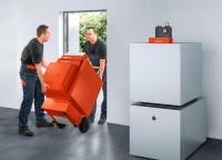 Höchste Zeit zum Kesseltausch – wer jetzt seine alte Heizung gegen einen neuen Öl-Brennwertkessel Vitoladens 300-C von Viessmann tauscht, spart künftig nicht nur deutlich Heizkosten ein, er wird zusätzlich mit einer Prämie von bis zu 500 Euro belohnt.<br />Bild: Viessmann