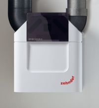 Das neue zentrale Komfort-Lüftungsgerät Zehnder ComfoAir Q ersetzt zukünftig die langjährigen Zehnder-Klassiker der Baureihe ComfoAir 350 / 550. Mit bis zu 10% weniger Stromverbrauch als Vorgängermodelle erreicht es eine bis zu 5% höhere Wärmerückgewinnung. Eine konsequente Reaktion auf die gestiegenen Energiestandards in den europäischen Märkten.