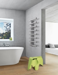 Mit seiner zeitlos edlen Oberfläche aus hochwertigem, handpoliertem Edelstahl setzt der Designheizkörper RUNTAL CHIME einen klaren Akzent in jedem modernen Badambiente und sorgt zugleich für herrlich vorgewärmte Handtücher. Erhältlich ist RUNTAL CHIME für den klassischen Warmwasserbetrieb.<br />Bild: Zehnder