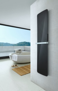Der Designheizkörper RUNTAL FOLIO GLASS aus der Feder des renommierten Designer-Duos Perry A. King und Santiago Miranda vereint innovative Heizkörpertechnologie mit raffinierter und zugleich klarer Formgebung. Für den rein elektrischen Betrieb konzipiert, bietet der Heizkörper die Freiheit flexibler und schneller Wärme im Badezimmer. Optional können bis zu zwei elegante Handtuchhalter direkt an der Glasoberfläche positioniert werden, wodurch angenehm vorgewärmte und im Handumdrehen trockene Handtücher garantiert sind.<br />Bild: Zehnder