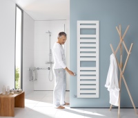 Ab sofort ist der Design-Heizkörper Zehnder Metropolitan auch mit seitlichen Anschlüssen erhältlich, welche einen schnellen und sauberen Austausch alter DIN-Radiatoren ermöglichen. Durch seine Thermostat-Position in bequemer Griffhöhe bietet Zehnder Metropolitan darüber hinaus auch eine besonders komfortable Temperaturregelung. <br />Bild: Zehnder