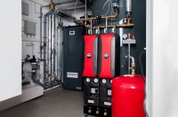 Die WP Max-Grid als Hybridsystem ist eine Kombination aus einer klassischen Wärmeübergabe-Station und einer im gleichen Gehäuse verbauten dezentral arbeitenden Wasser/Sole Wärmepumpe. Optimiert für den Einsatz in Nahwärmenetzen, eignet sie sich außerdem auch in größeren Versorgungseinheiten im Neubau wie beispielsweise für Mehrfamilienhäuser oder Kindergärten.<br />Bild: ratiotherm