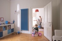 Der Design-Heizkörper Zehnder Charleston vereint jegliche Ansprüche an einen Heizkörper und fügt sich, dank verschiedenster Modellvarianten, Farben und Formen in jedes Ambiente ein: Ob im Wohn- Kinder- oder Badezimmer, seine verschiedenen Ausführungen machen ihn zu einem klassischen „Allrounder“.<br />Bild: Zehnder