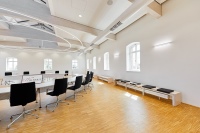 Die einzigartige Form der Zehnder Konvektoren ermöglichte die Installation von Sitzbänken direkt darüber, die den Besuchern der Konferenzsäle eine angenehme und wärmespendende Sitzgelegenheit bieten.