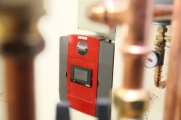 Heiz- und Kühlleistung können bei der WP Max-Air Hybrid stufenlos über die zentrale ratiotherm Regelung an den Energiebedarf im Gebäude angepasst werden; das reduziert häufiges Ein- und Ausschalten, verbraucht weniger Energie und sorgt zudem dafür, dass die Wärmepumpe bei voller Leistung angenehm leise arbeitet.<br />Bilder: ratiotherm Heizung + Solartechnik 