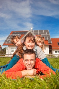 Energieautark zu leben ist heute ein Traum vieler Menschen. Strom und Wärme aus regenerativen Energiequellen zu erzeugen, schont nicht nur Umweltressourcen, sondern schafft auch Unabhängigkeit von unkalkulierbaren Energiepreisen und fossilen Energieträgern. Komplettanbieter wie ratiotherm bieten eine „Rundum-Sorglos-Lösung“ für das Haus der Zukunft.<br />Bilder: ratiotherm Heizung + Solartechnik 