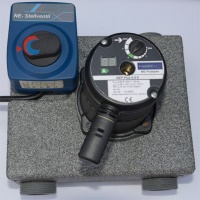 Der NE-Fluidverteiler hat es in sich: 4-Wege-Modul mit Rücklaufanhebung und integriertem Bypass, 1 Liter Mischvolumen, Stellventil zum Be- und Entladen des Pufferspeichers sowie Hocheffizienzpumpe. Bilder: NE-Heizungssysteme