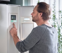Alles im Blick – mit der NIBE Komfortregelung kann der Anlagenbetreiber alle Systemfunktionen von Heizung, Kühlung bis Lüftung einfach bedienen.<br />Bilder: NIBE