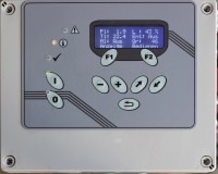 Statusanzeigen per LED und beleuchtetes Klartextdisplay mit individuell anpassbarer Grundanzeige.