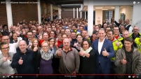 Der Hersteller BRÖTJE öffnet den Vorhang und zeigt.......