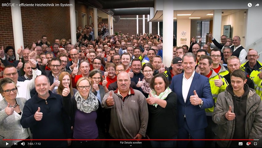 Der Hersteller BRÖTJE öffnet den Vorhang und zeigt...