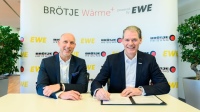 Unterzeichnung des Kooperationsvertrages Heinz-Werner Schmidt (links), Geschäftsführer der August Brötje GmbH, und Michael Heidkamp (rechts), Vorstand Markt der EWE AG.<br />Bild: August Brötje