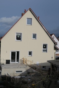 Der „Außenkamin“ ist in der Dämmung verschwunden, es ist eine geschlossene Außenfläche entstanden, mit einem optisch ruhigen Eindruck.  