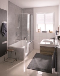 Nachher: Mit der DuschWanne Dobla bietet das neue Bad Flexibilität und Komfort für die ganze Familie mit einer geräumigen Badewanne und großzügigen Dusche in einem – ohne Kompromisse, dafür mit optimaler Raumnutzung. <br />Bilder:HSK Duschkabinenbau KG