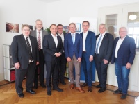 VdZ-Präsidium<br />V.l.n.r.: Guido Eichel (AdK), Heinz-Eckard Beele (VDMA Armaturen), Till Reine (VfW), Uwe Glock<br />(BDH), Dr. Michael Pietsch (DG Haustechnik), Martin Palsa (VDMA Pumpen + Systeme), Norbert<br />Borgmann (ZVSHK), Dr. Manfred Oesterle (VdZ-Projektmanagement<br />Bild: VdZ