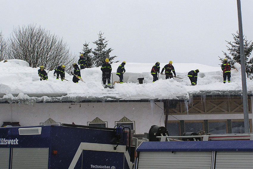 Viele Helfer waren nötig, um beispielsweise Dächer...