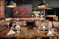 Im Hauptgebäude werden 40 Hotelzimmer sowie das Restaurant mit Küche mit Frischwarmwassertechnik der Taconova AG versorgt. Hier war es wichtig, dass das Trinkwarmwasser immer genau dann schnell und zuverlässig verfügbar ist, wenn Gäste es benötigen – auch mitten in der Nacht. Die Küche hat zusätzliche Stoßzeiten, die sich dann auf den Gästebedarf aufaddieren. 