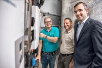 Andreas Tischhauser, Geschäftsführer Novis, Luigi Recchia, Technischer Leiter Valsana Arosa und Michael Lehnort, Direktor Valsana Arosa, (v.l.n.r.) zeigen sich von den TacoTherm Fresh Peta X-Stationen begeistert.