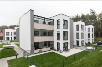 Zur Ausstattung der Wohnanlage gehören neben barrierefreien Wohnungen mit einem modernen Schallschutzkonzept auch ein modernes Blockheizkraftwerk sowie eine dezentrale Lüftungsanlage mit Wärmerückgewinnung für die kontrollierte Wohnraumlüftung und die kontinuierliche Entfeuchtung der Wohnungen.