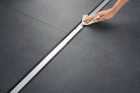 Mit ihrem offenen Ablaufprofil und dem praktischen Kammeinsatz lässt sich die Duschrinne Geberit CleanLine20 wie gewohnt leicht reinigen.<br />Bilder: Geberit